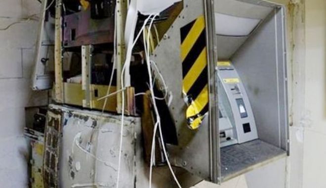 Doi bărbați, prinși în flagrant după ce au aruncat în aer un bancomat, pentru a fura banii - banctomat-1584693589.jpg