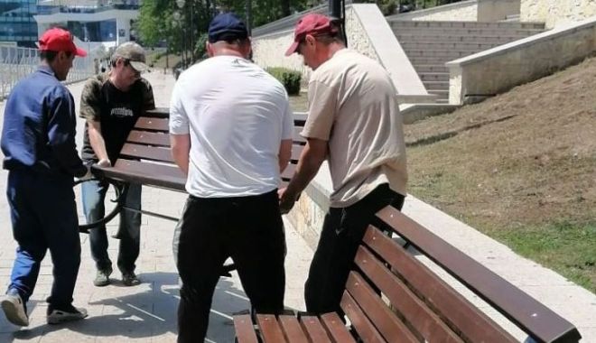 Băncuțele de pe faleza Cazinoului, recondiționate de administrația locală - bancute32-1591894596.jpg