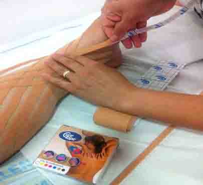 Terapie modernă, cu benzi elastice, pentru pacienții care au nevoie de recuperare medicală - bandajare-1403437534.jpg