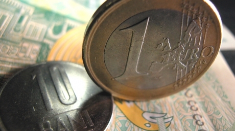 Leul se prăbușește. Euro se apropie de 4,30 lei - bani-1310464285.jpg