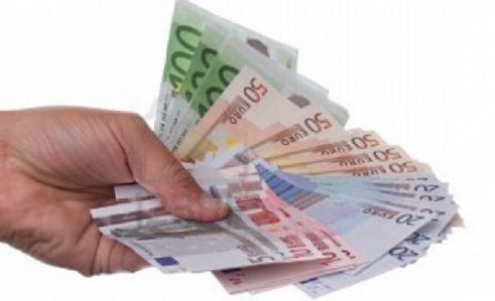 Taxă nouă pentru românii din Italia. Vezi cât va costa eliberarea permisului de ședere - bani-1325692808.jpg