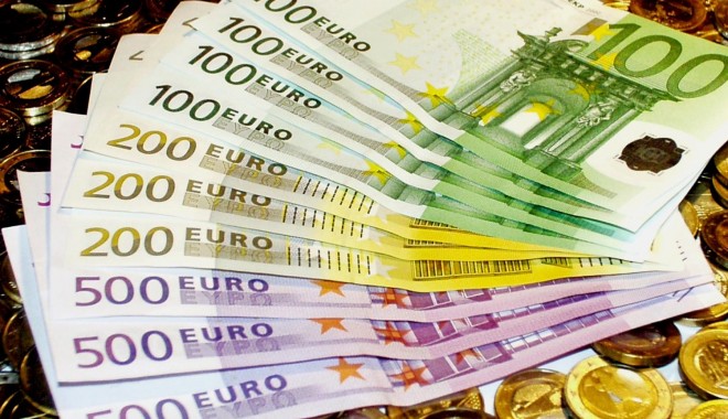 Euro este tot mai puternic! - bani-1349477613.jpg