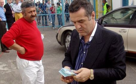 Fotbal / Gigi Becali i-a îngropat pe steliști în bani, câte 20.000 de euro per jucător - bani-1349704939.jpg