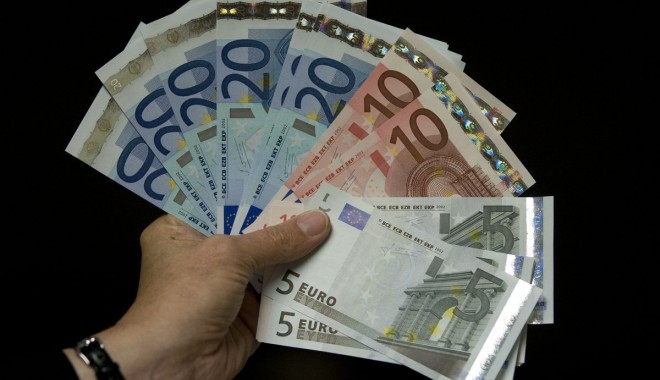 Un raport al unei bănci elvețiene arată că milionarii români au pierdut cei mai mulți bani în urma crizei - bani-1350721061.jpg