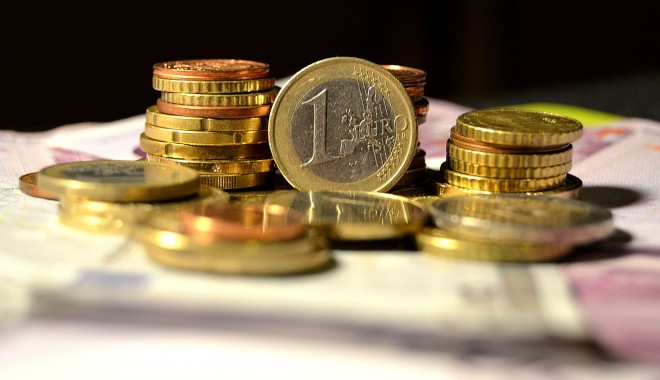 Cursul a fluctuat ușor peste 4,44 lei/euro în a doua parte a zilei - bani-1377618331.jpg