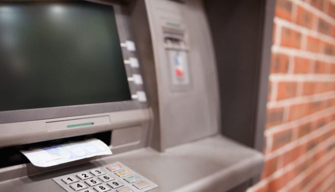 Trei persoane, reținute, după ce ar fi folosit un card furat, pentru a scoate bani de la bancomate - bani-1630740309.jpg