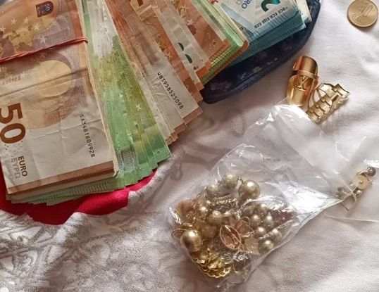 Peste 100.000 de euro și mai multe bijuterii au fost furate din cabinetul unui medic, chiar de asistenta sa