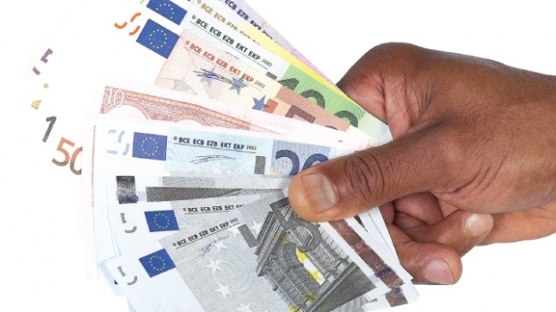 Românii care dau informații Fiscului despre persoane sau firme ar putea fi recompensați financiar - bani34233100-1347538350.jpg