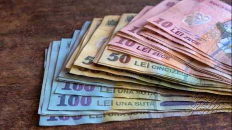 Vești bune pentru români! Scade o taxă - bani8049562900-1559397209.jpg