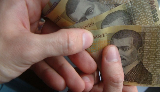 Au JEFUIT o pensionară, dându-se drept angajați ai ENEL - banigf2-1405436912.jpg