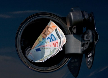 Motorina se scumpește din nou, de la 1 ianuarie - baniinrezervor08515400-1323011817.jpg