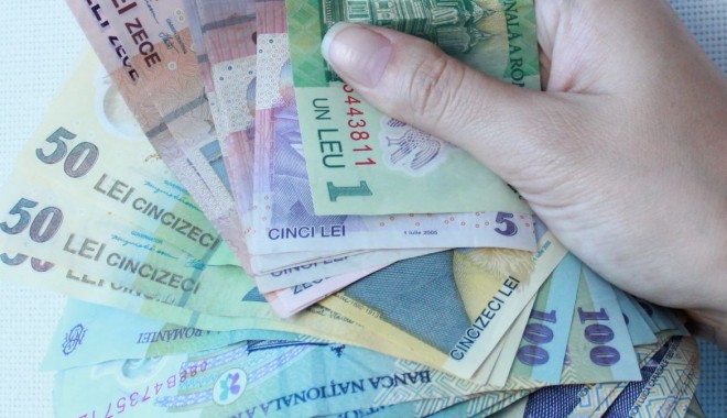 Soldul creditelor pentru populație și firme a crescut - banileileu8-1382522783.jpg