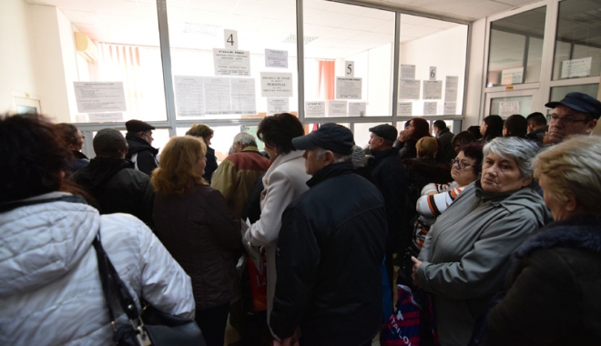 Pensionarii primesc bani de la CAR pentru biletele de tratament - banipensionari-1492706683.jpg