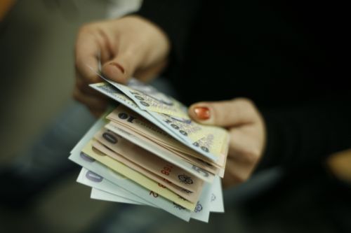 Cât mai este salariul mediu și cine câștigă cel mai mult - banisalariu500-1317798677.jpg