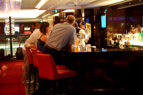 Înșelat cu cel mai bun prieten - bar-1338932411.jpg