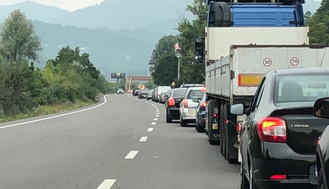 Infotrafic: Aglomeraţie pe sensul de urcare către staţiunile de pe Valea Prahovei; rute alternative - bara-la-bara-1681463902.jpg