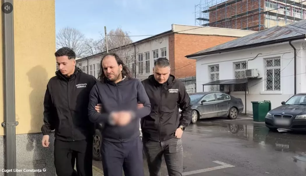 Bărbatul violent, dus în fața procurorului, după ce a agresat polițiști în scara unui bloc din Constanța - barbat-1770881324.webp