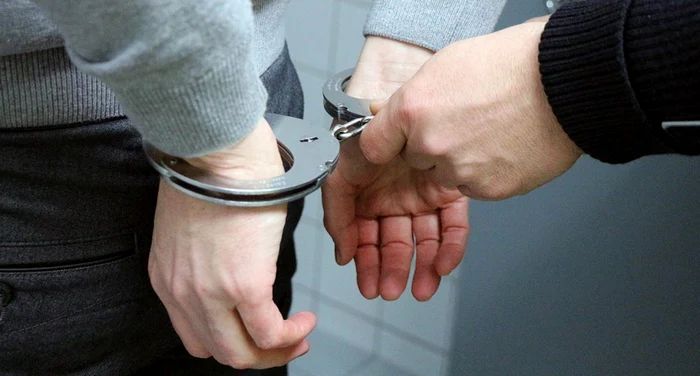 Bărbat arestat preventiv după ce ar fi violat, mai mulți ani la rând, o minoră - barbat-arestat-1747126283.jpg