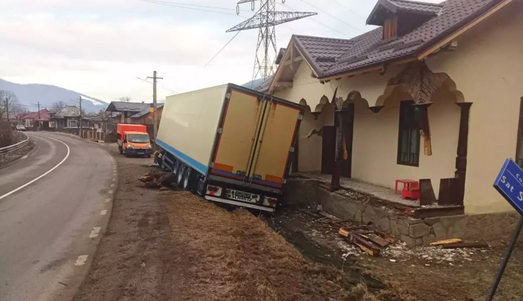 S-a urcat beat la volan și a făcut praf o casă. Șoferul TIR-ului avea o alcoolemie de peste unu la mie
