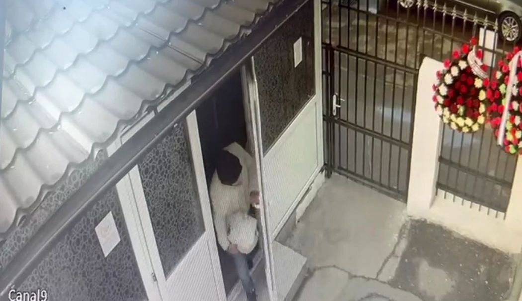 Caz uluitor! Un bărbat de 40 de ani surprins în timp ce fura bijuteriile decedaților - barbat-furt-morti-1747223563.jpg
