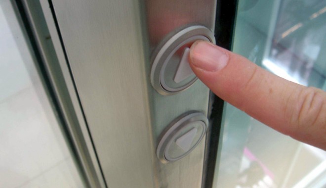 Caz șocant într-un bloc din Constanța! Un bărbat a căzut din lift - barbatcazutdinlift-1413136181.jpg