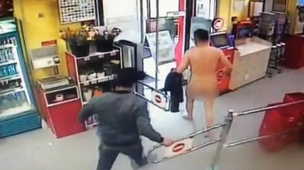 Scene uluitoare în supermarket. Un client s-a dezbrăcat complet și a făcut circ printre raioane - barbatdezbracat48980900-1525868380.jpg