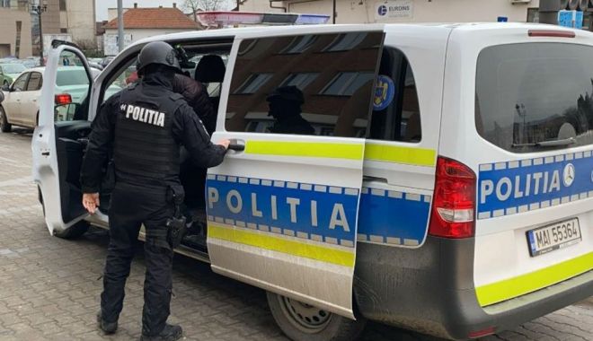 Bărbaţi deghizaţi în femei ar fi atras alţi bărbaţi în apartamente închiriate, sub pretextul servicilor sexuale și i-au jefuit
