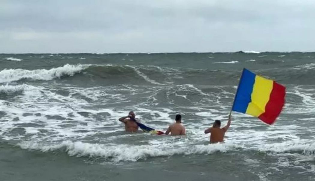 De Ziua Națională, trei constănțeni au sărbătorit într-un mod inedit - barbati-in-mare-1733063980.jpg