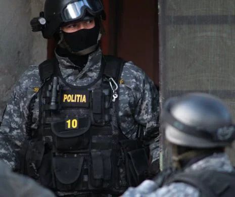 23 kg de canabis introduse în ţară prin firme de curierat. Doi bărbaţi reţinuţi de DIICOT - barbati-retinuti-canabis-1728054639.jpg
