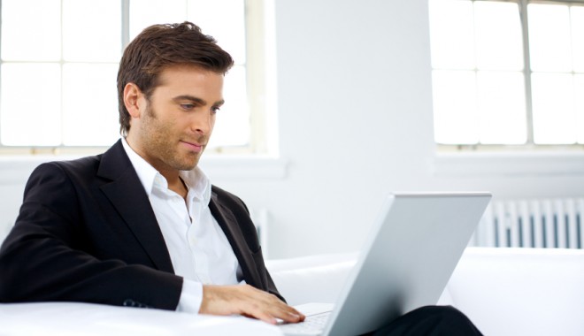 Angajat al unei firme IT, prins cu soft piratat în laptop - barbatlaptop-1385462953.jpg