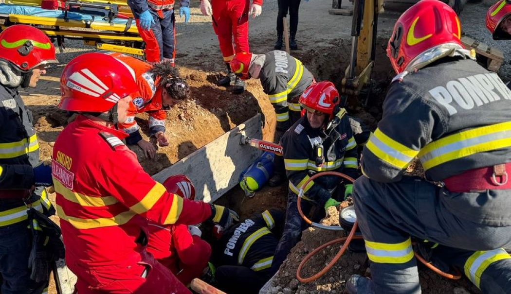 Un muncitor a fost prins sub un mal de pământ, în timpul unor lucrări