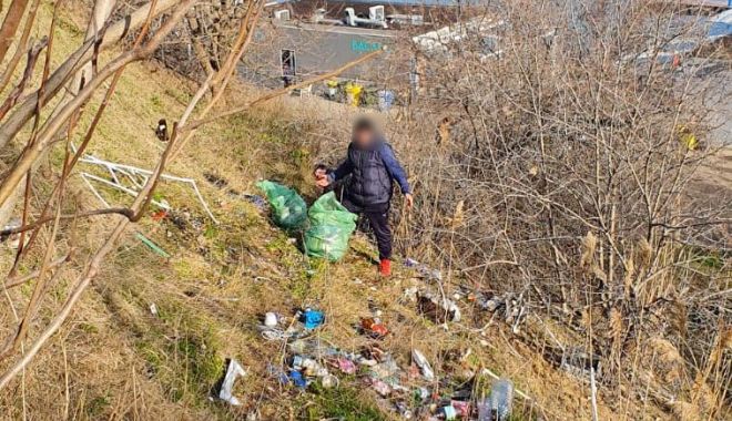 Bărbat obligat de poliţişti să cureţe după ce transformase faleza în ghenă de gunoi - barbatpusdepolitisti-1614974342.jpg