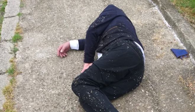 Bărbat în costum, găsit inconștient, pe stradă. Lângă el era un plic cu BANI - barbatresita1272059300-1563268194.jpg