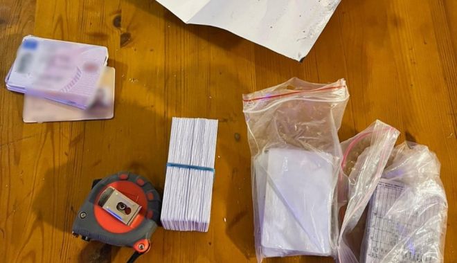 Un bărbat şi-a făcut acasă fabrică de permise de conducere, buletine şi acte de înmatriculare
