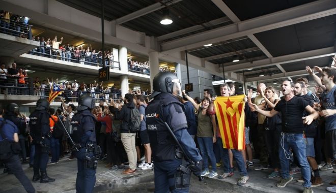Aeroportul din Barcelona, blocat de protestatari. Zeci de răniți; peste 100 de zboruri sunt anulate - barca3-1571094493.jpg