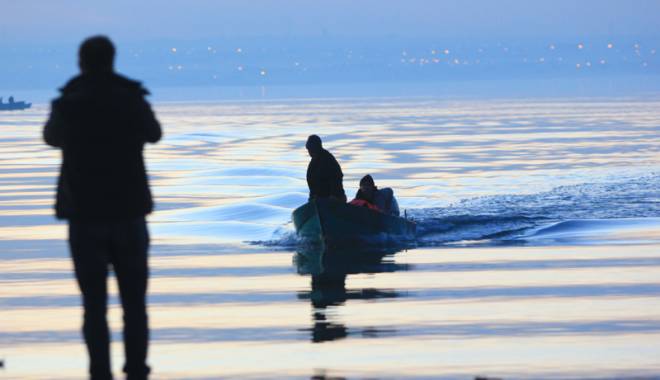 Alertă  pe lacul Siutghiol.  Barcă răsturnată - barcarasturnata-1439400942.jpg
