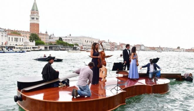 Momente inedite în Veneția. Omagiu adus victimelor Covid pe o barcă imensă în formă de vioară - barcavioara-1632241490.jpg