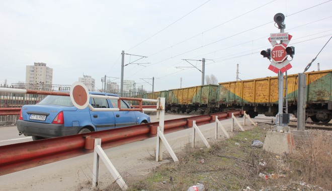 Șoferi lăsați fără permis, la trecerile la nivel cu calea ferată - barieratrecerelanivelcucaleafera-1396178138.jpg