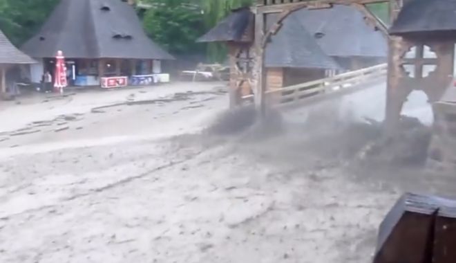 VIDEO / Mănăstirea Bârsana, lovită de inundații. Credincioșii, evacuați cu excavatorul din calea viiturii - barsana-1530372651.jpg