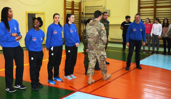 CS Phoenix face o bucurie de Crăciun copiilor nevoiași - baschet-1513779731.jpg