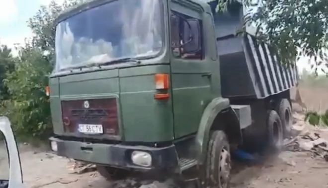VIDEO. A vrut să treacă cu basculanta peste mașina Poliției Locale - basculanta-1531747757.jpg
