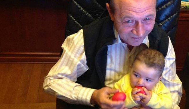 Bunicul BĂSESCU, împreună cu nepoțica, în fotografii pe Facebook - base3-1397979148.jpg