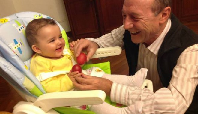 Bunicul BĂSESCU, împreună cu nepoțica, în fotografii pe Facebook - base5-1397979127.jpg