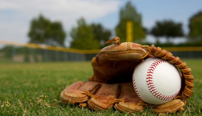 Baseball: România a învins în primele meciuri - baseballglove-1406802557.jpg