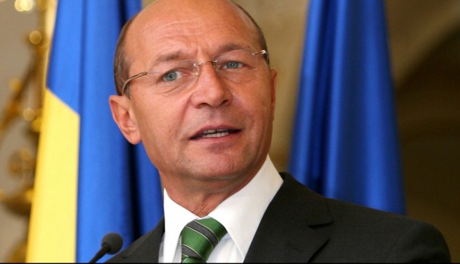 Băsescu a ajutat un cameraman să se ridice - basee82315600-1341593914.jpg