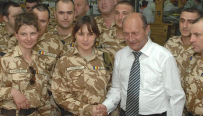 Ce le transmite președintele Traian Băsescu militarilor români - basescu-1335191071.jpg