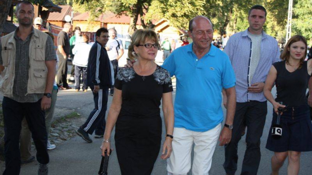 Traian Băsescu, în vacanță la mare: A uimit doi sud-coreeni în restaurantul Cireșica - basescu-1374740420.jpg