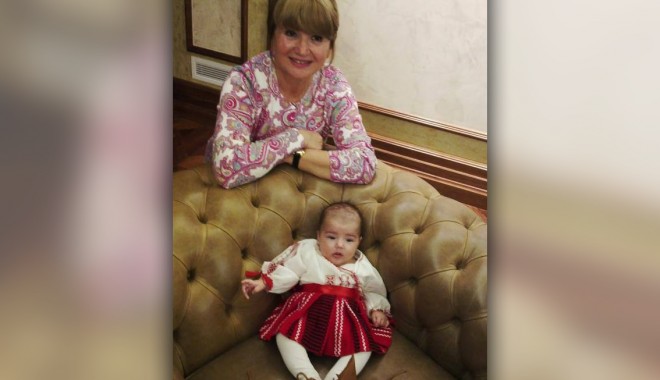 FOTO / Fiica Elenei Băsescu, în costum popular - basescu-1385910071.jpg