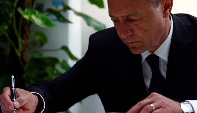 Președintele Traian Băsescu a promulgat Legea referendumului - basescu-1387101301.jpg