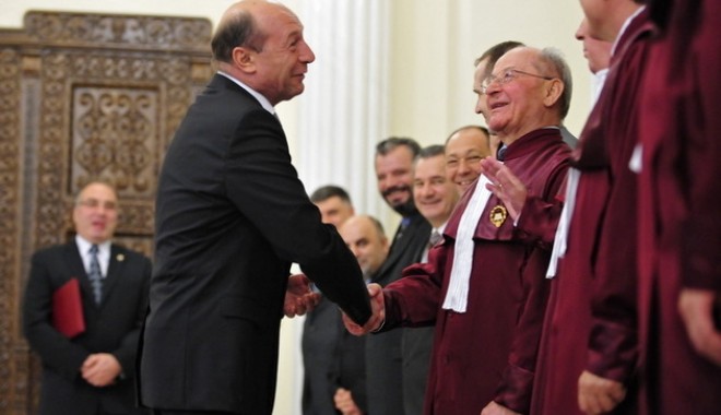 Ce a discutat Traian Băsescu cu judecătorii Curții Constituționale - basescuccrmediafaxfotooctavganea-1320841999.jpg